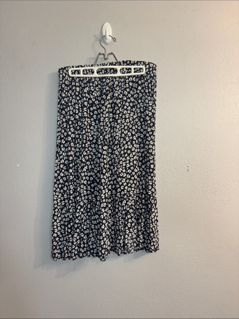 Anne Carson Black and White Floral Skirt